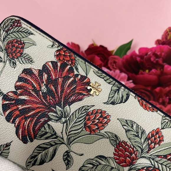 Tory Burch Zip Continental wallet - Sage color - GUC 🎁 - Picture 9 of 12